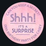 Verrassingsverjaardagsfeestje Roze & Paarse Waterv Ronde Sticker<br><div class="desc">Voeg een elegante persoonlijke aanraking toe om verjaardagsfeestuitnodigingen, decoraties en gunsten voor haar te verrassen met deze licht roze en paarse stickers/envelopzegels. Het ontwerp biedt een trendy waterverf achtergrond en stijlvolle moderne typografie. Al tekst op deze etiketten is eenvoudig aan te passen voor om het even welke jaarverjaardag of voor...</div>