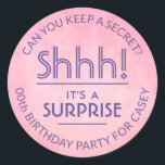 Verrassingsverjaardagsfeestje Roze & Paarse Waterv Ronde Sticker<br><div class="desc">Voeg een elegante persoonlijke aanraking toe om verjaardagsfeestuitnodigingen, decoraties en gunsten voor haar te verrassen met deze licht roze en paarse stickers/envelopzegels. Het ontwerp biedt een trendy waterverf achtergrond en stijlvolle moderne typografie. Al tekst op deze etiketten is eenvoudig aan te passen voor om het even welke jaarverjaardag of voor...</div>