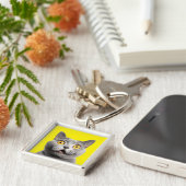 Verraste Grappige Gekke Kat Geel Sleutelhanger (Zijkant)