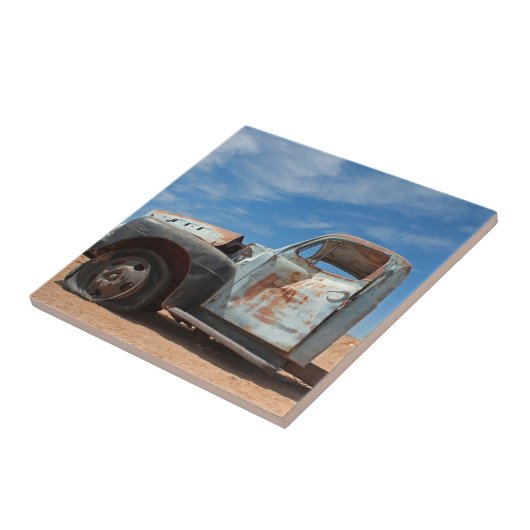 Verre auto in de woestijn tegeltje (Zijkant)