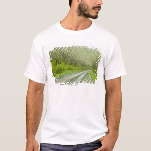 Verre weg door bos t-shirt (Voorkant)