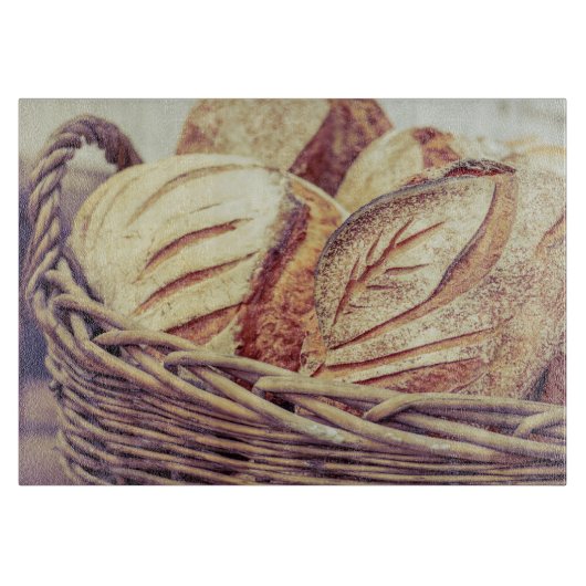Vers gebakken brood in een mand snijplank (Voorkant)
