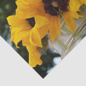 Vers Gele Zonnebloemen in een pot Tissuepapier (Detail)