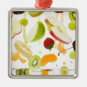 Vers gemengd fruit met appel- en oranje sap metalen ornament
