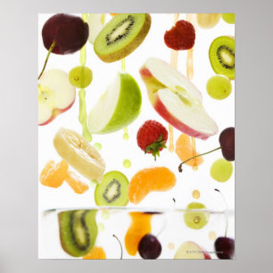 Vers gemengd fruit met appel- en oranje sap poster