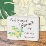 Vers gerangschikte limonade houten kist print<br><div class="desc">Dit simpele roestachtige houten doosje zal perfect zijn om je keuken te versieren. Het heeft de afbeelding van waterverf geschilde citroenen en luidt: "Verse geremde limonade... 25c ... op deze manier " . © ArianeC Illustraties-Alle rechten voorbehouden</div>