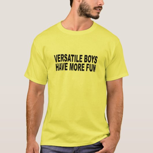 VERSATIELE JONGEN HEBBEN MEER VLIEGEN! T-SHIRT (Voorkant)