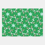 Verscheidene kerstmannen die papierbladen oppakken inpakpapier vel (Voorkant)