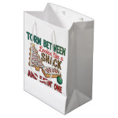 Verscheurd tussen eruit zien als een snack en er e medium cadeauzakje (Voorkant Gekanteld)