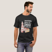 Verscheurd tussen eruitzien als een snack en er ee t-shirt (Voorkant volledig)
