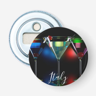 Verschillende cocktails in martinibrillen met verl button flesopener