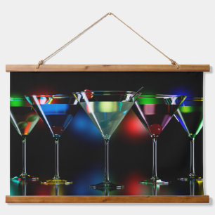 Verschillende cocktails in martinibrillen met verl hangend wandkleed