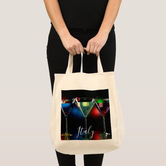 Verschillende cocktails in martinibrillen met verl tote bag (Voorkant (product))