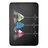 Verschillende cocktails in martinibrillen op zwart badmat (Voorkant Verticaal)