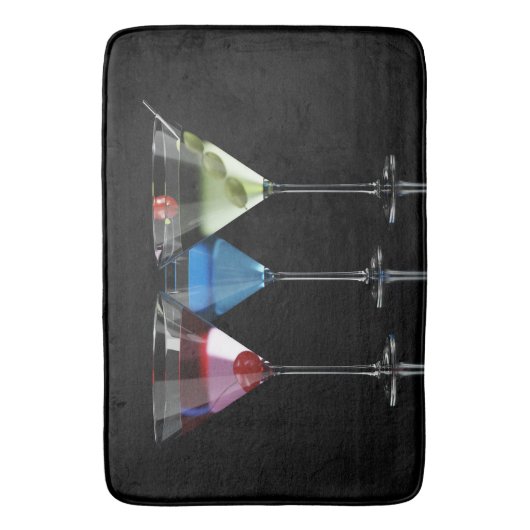 Verschillende cocktails in martinibrillen op zwart badmat (Voorkant Verticaal)