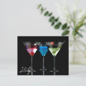 Verschillende cocktails in martinibrillen op zwart briefkaart (Staand voorkant)