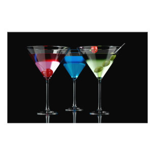 Verschillende cocktails in martinibrillen op zwart foto afdruk