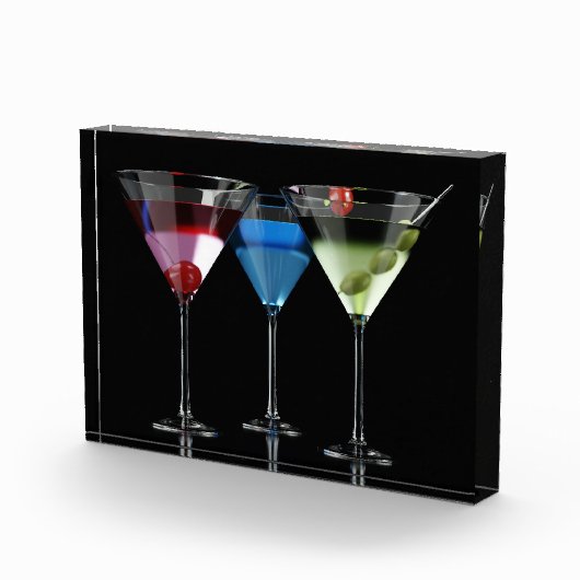 Verschillende cocktails in martinibrillen op zwart fotoblokken (Rechts)