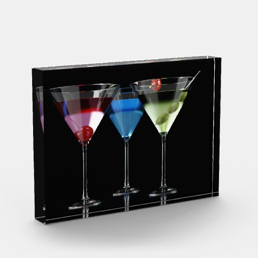 Verschillende cocktails in martinibrillen op zwart fotoblokken (Links)