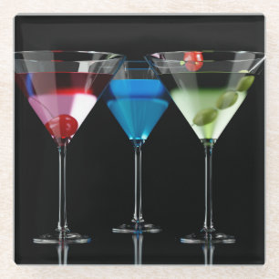 Verschillende cocktails in martinibrillen op zwart glazen onderzetter