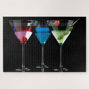 Verschillende cocktails in martinibrillen op zwart legpuzzel