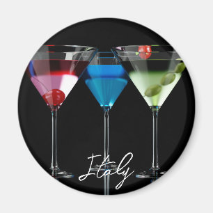 Verschillende cocktails in martinibrillen op zwart magneet