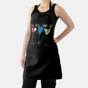 Verschillende cocktails in martinibrillen op zwart schort