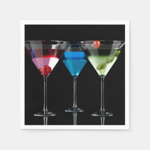 Verschillende cocktails in martinibrillen op zwart servet