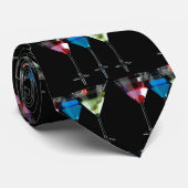 Verschillende cocktails in martinibrillen op zwart stropdas (Opgerold)