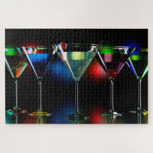 Verschillende cocktails in martiniglazen met licht legpuzzel