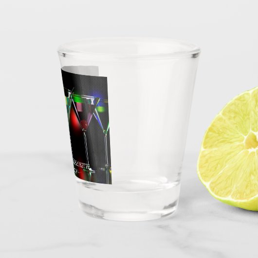 Verschillende cocktails in martiniglazen met licht shot glas (Rechts)