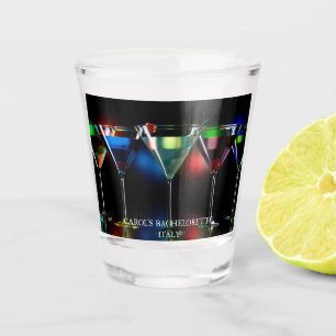 Verschillende cocktails in martiniglazen met licht shot glas