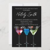 Verschillende cocktails in martiniglazen op zwart kaart (Voorkant)