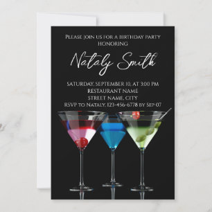 Verschillende cocktails in martiniglazen op zwart kaart