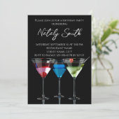 Verschillende cocktails in martiniglazen op zwart kaart (Staand voorkant)