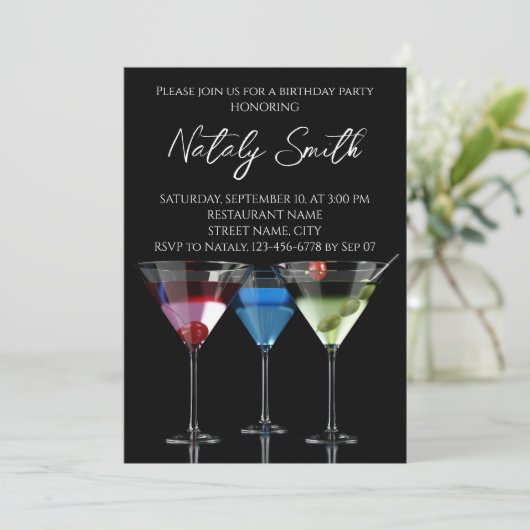 Verschillende cocktails in martiniglazen op zwart kaart (Staand voorkant)