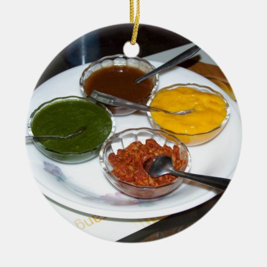 Verschillende Indiase specerijen in bowlen Keramisch Ornament (Voorkant)