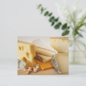 Verschillende kazen op het kookbord briefkaart (Staand voorkant)
