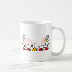 Verschillende Ladybugs zijn met Mok Flowers