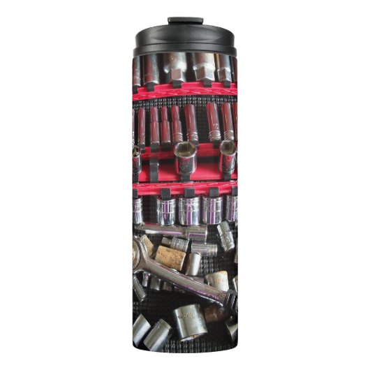 Verschillende sockets in een gereedschaplade thermosbeker (Voorkant)
