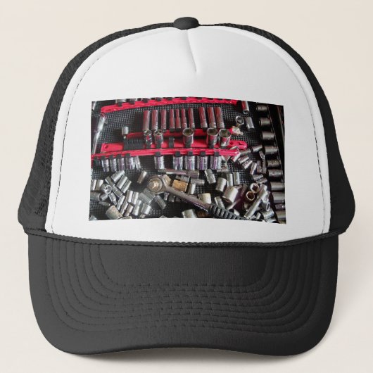 Verschillende sockets in een gereedschaplade trucker pet (Voorkant)
