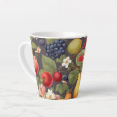 Verschillende vruchten, weelderige bladeren en pra latte mok (Linkerhoek)