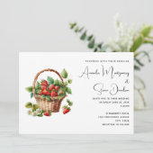 Verse aardbeien in een rieten mand bruiloft kaart (Staand voorkant)
