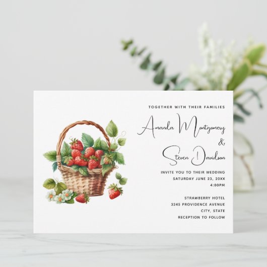 Verse aardbeien in een rieten mand bruiloft kaart (Staand voorkant)