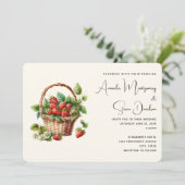 Verse aardbeien in een rieten mand bruiloft kaart (Staand voorkant)