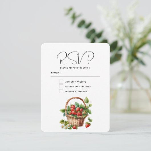 Verse aardbeien in een rieten mand bruiloft RSVP kaartje (Staand voorkant)