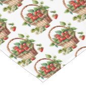 Verse aardbeien in een rieten mand korte tafelloper (Hoek)