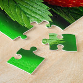 Verse aardbeien tentoongesteld op groen veld legpuzzel (Zijkant)