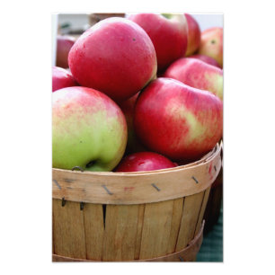 Verse appelen in mandje op de boerenmarkt foto afdruk