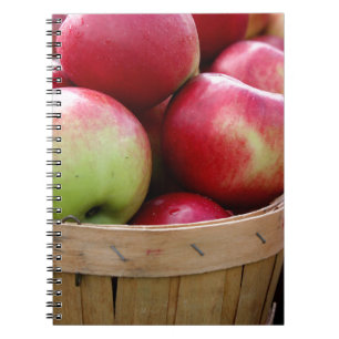 Verse appelen in mandje op de boerenmarkt notitieboek